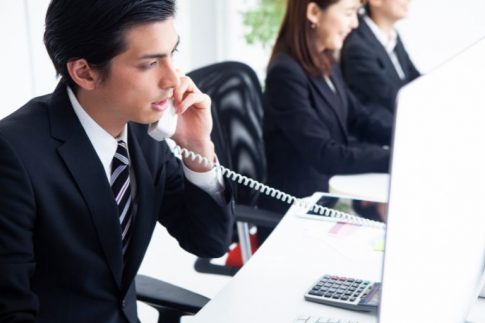 【電話業務】仕事の電話対応がつらい...。ストレスの原因と対処方法を解説