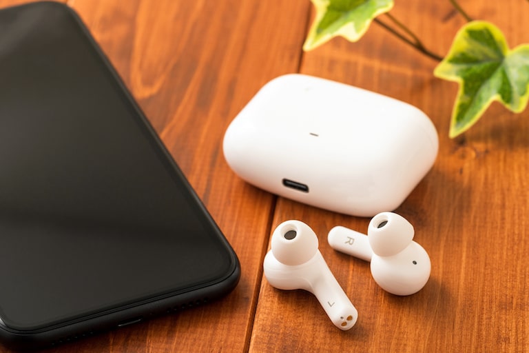 ワイヤレスイヤホンでZoom会議に参加する方法。接続できない場合の対処法は?