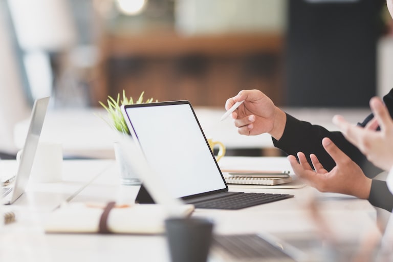 Zoomウェビナーとは?ミーティングとの違いや料金プランなどを紹介