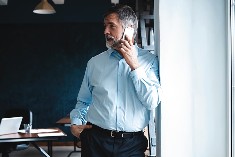 転送機能とは?固定電話への着信を携帯で取る方法や各社のサービスを紹介